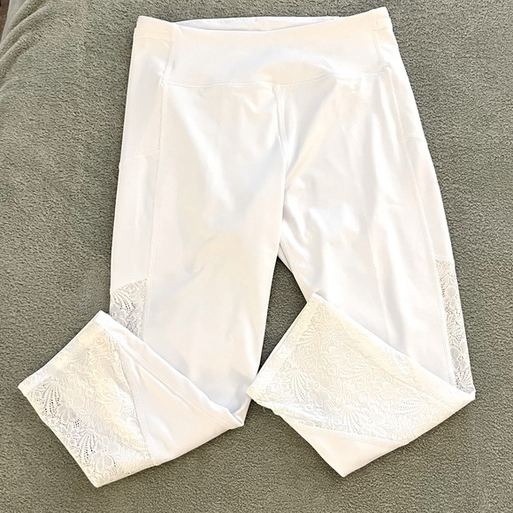 Fila Cropped Sports Yoga Leggings White Lace Pockets NWOT Size Large - Picture 2 of 12
